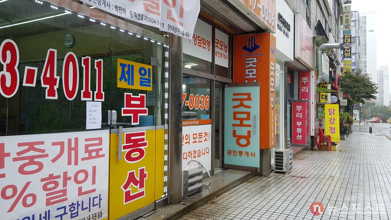 (2021. 09. 07) 경기도 한 도시의 상가. 1층에는 주로 부동산 업소가 있다. (사진: 뉴스포스트 강대호 기자)