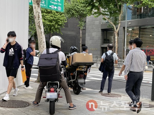 지난 9일 강남의 한 인도에 오토바이 두 대가 줄지어 가고 있다. (사진=뉴스포스트 이해리 기자)