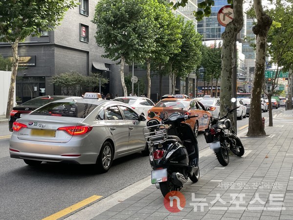 인도에 주차돼 있는 오토바이들. (사진=뉴스포스트 이해리 기자)