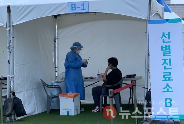 지난 7월 15일 국회 관계자가 국회의사당 뒷편 운동장에 마련된 임시 선별진료소에서 코로나19 진단 검사를 받고 있다. (사진=뉴스포스트 이별님 기자)