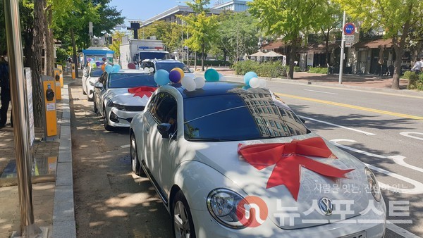 서울 여의도공원 인근 공영주차장에 주차된 웨딩카들. (사진=뉴스포스트 홍여정 기자)