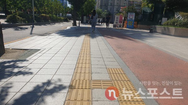 서울 시내에 설치된 점자블록 (사진=뉴스포스트 홍여정 기자)