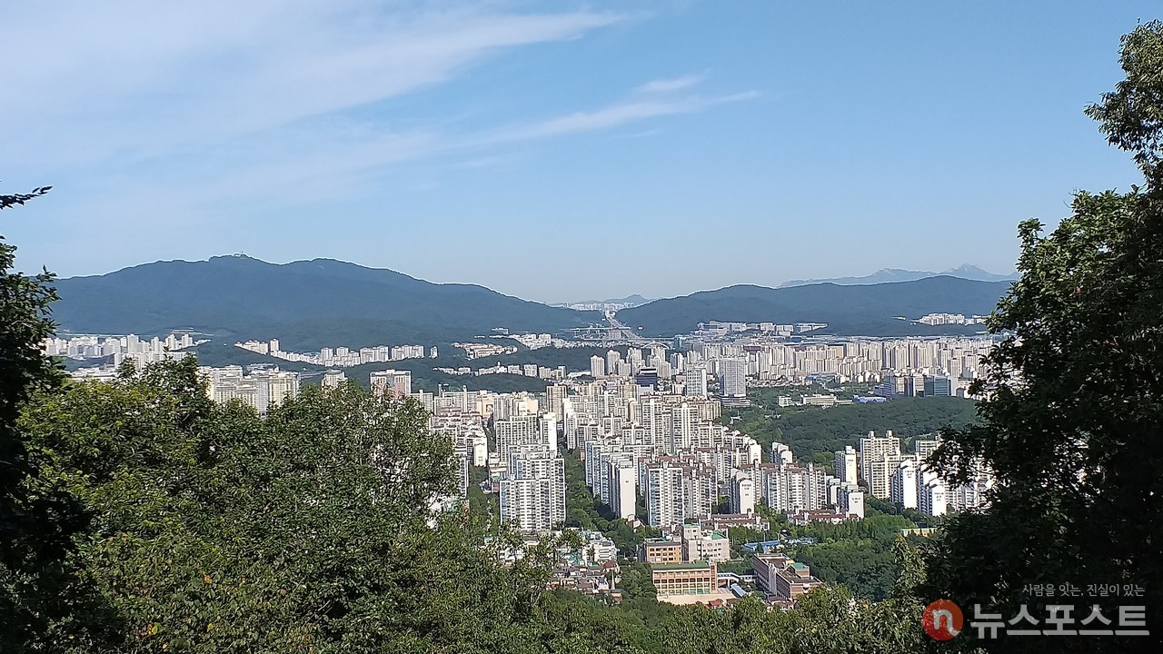 (2021. 09. 04) 불곡산에서 바라본 분당 전경. 멀리 청계산과 경부고속도로 달래내 고개 구간이 보인다. (사진: 뉴스포스트 강대호 기자)