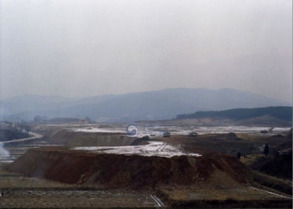 분당 신도시 개발 현장. 1990년 무렵 시범단지 부근. 멀리 영장산이 보인다. (사진: 국가기록원)