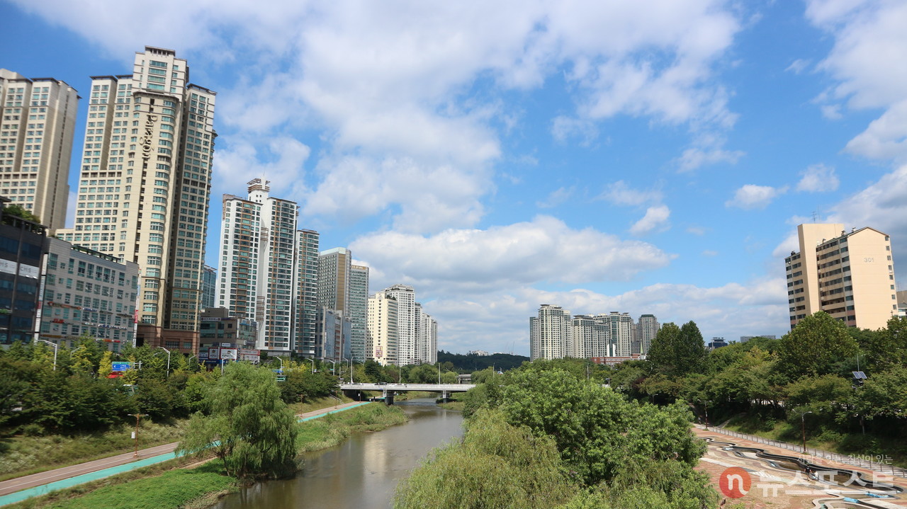 (2021. 09. 23) 분당선 정자역 인근. 탄천과 지하철을 경계로 주거 지역과 상업 지역이 나뉜다. (사진: 뉴스포스트 강대호 기자)
