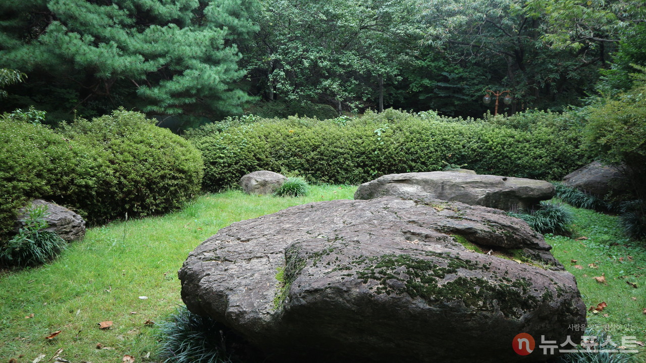 (2021. 09. 23) 분당 중앙공원 안에 있는 지석묘. 신도시 개발 당시 분당 곳곳에서 발견된 지석묘 10기를 옮겨 왔다. (사진: 뉴스포스트 강대호 기자)