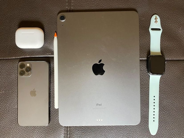 김 씨가 사용하는 무선 이어폰, 휴대폰, 펜슬, 태블릿 PC, 스마트 워치 모두 애플의 제품이다. (사진=김타미 제공)