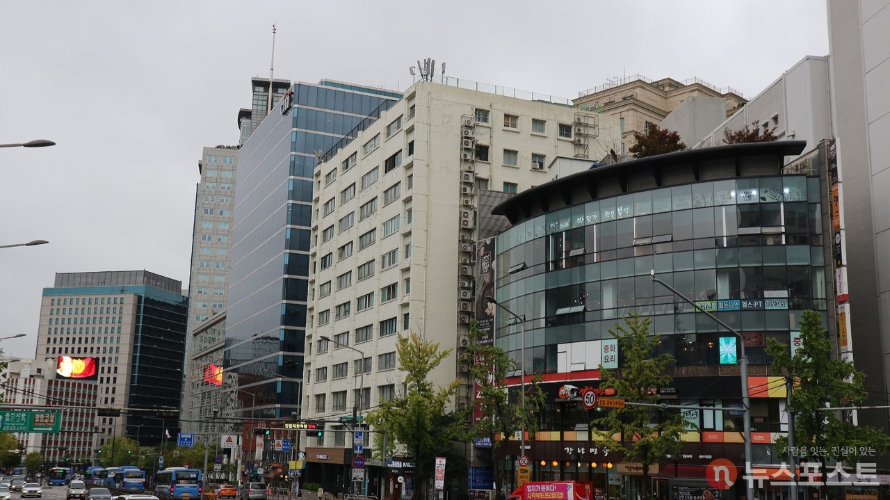 (2021. 10. 06) 서울 종로구 새문안로의 피어선빌딩. 오른쪽 두 번째 건물.  (사진: 뉴스포스트 강대호 기자)