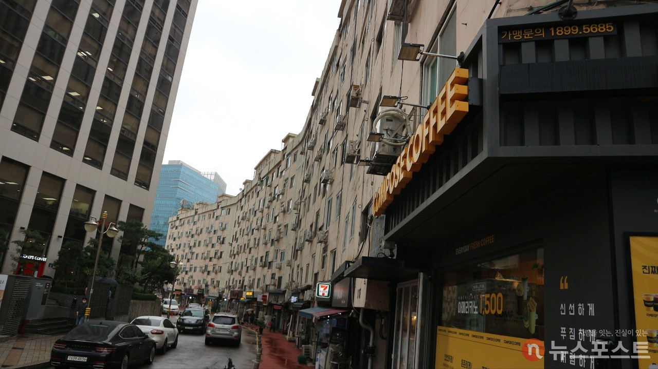 (2021. 10. 06) 서울 서대문구 미근동 서소문아파트. 만초천 흐름따라 휘어졌다. (사진: 뉴스포스트 강대호 기자)