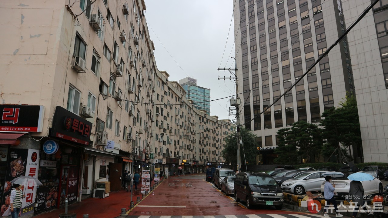 (2021. 10. 06) 서울 서대문구 미근동 서소문아파트. 만초천 흐름따라 휘어졌다. (사진: 뉴스포스트 강대호 기자)