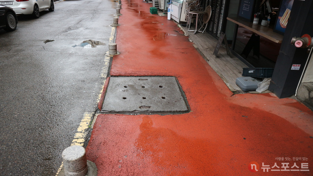 (2021. 10. 06) 만초천을 복개한 흔적. (사진: 뉴스포스트 강대호 기자)