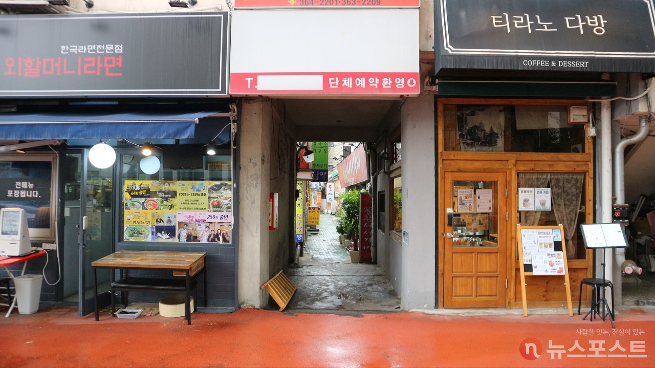 (2021. 10. 06) 서소문아파트와 뒷 골목 식당가를 연결한 통로. (사진: 뉴스포스트 강대호 기자)