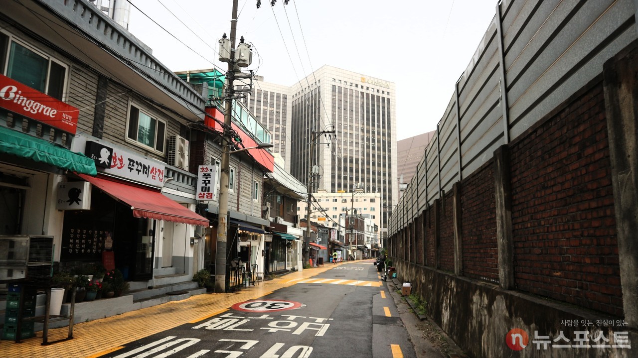 (2021. 10. 06) 서소문아파트는 기찻길 옆동네이기도 하다. 오른쪽 담장 너머로 기차가 다닌다. (사진: 뉴스포스트 강대호 기자)