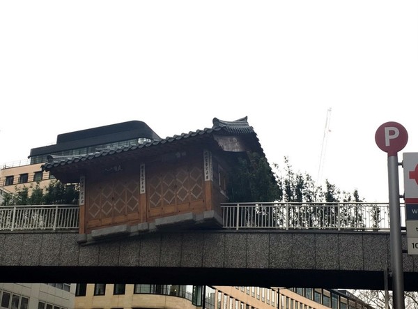 런던 리버풀역 인근 다리에 한국 아티스트의 한옥이 전시돼있다. (사진=이정민씨 제공)