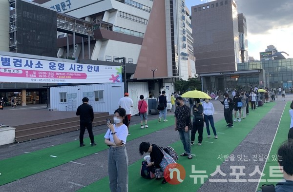 서울 서초구 고속버스터미널에 마련된 코로나19 임시선별진료소. (그래픽=뉴스포스트 이별님 기자)