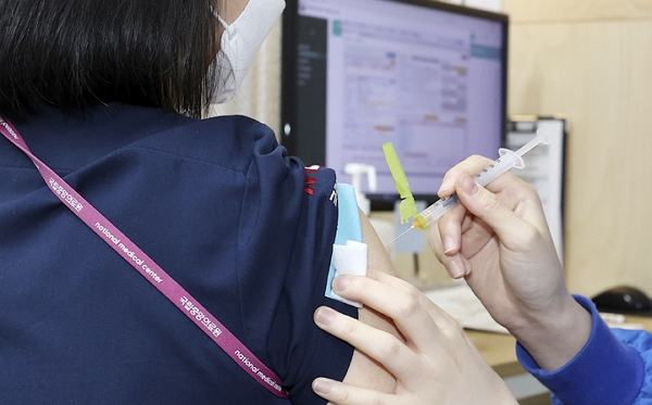 지난 12일 오후 서울 중구 국립중앙의료원 중앙예방접종센터에서 치료병원 종사자들이 백신 접종을 받고 있다. (사진=뉴시스)