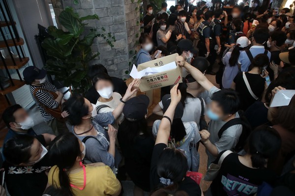 지난 8월 13일 서울 영등포구에 위치한 '머지포인트' 운영사 머지플러스 본사에서 포인트 환불을 요구하는 고객들이 줄을 서고 옆에서 작성한 환불 양식을 한데 모으고 있다. (사진=뉴시스)