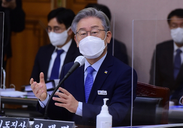 18일 더불어민주당 대선 후보인 이재명 경기지사가 경기 수원 경기도청에서 열린 국회 행정안전위원회 국정감사에서 의원 질의에 답변하고 있다. (사진=뉴시스)