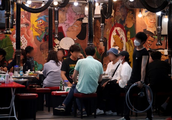 지난 6월 오후 서울 마포구 한 식당을 찾은 시민들의 모습. (사진=뉴시스)