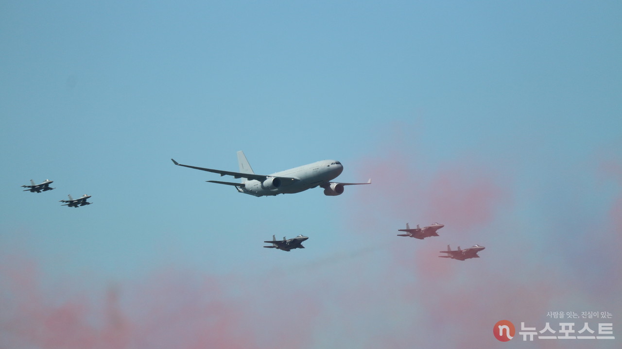 (2021. 10. 18) KC-330 다목적 공중급유수송기가 전투기 편대의 호위를 받으며 서울 ADEX 2021이 열리는 서울공항 상공을 비행하고 있다. (사진: 뉴스포스트 강대호 기자)
