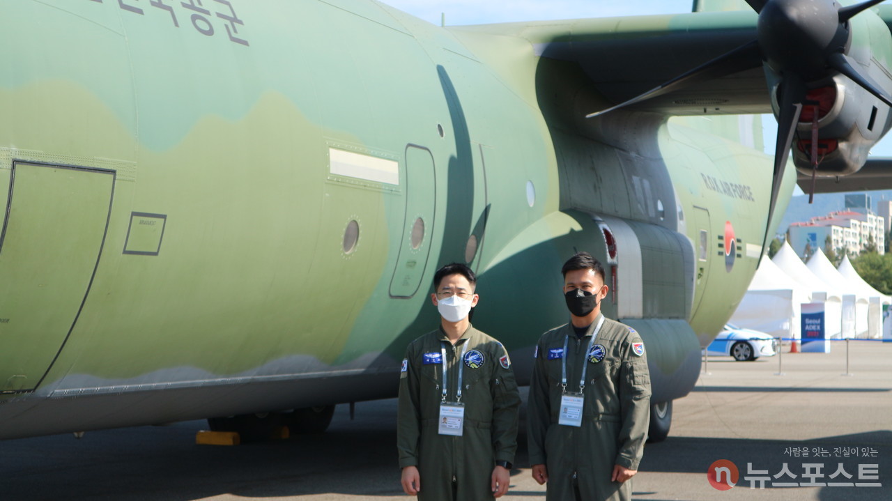 (2021. 10. 18)  C-130J 수송기의 승무원인 (왼쪽부터) 최성오 중사와 강동준 상사. 아프가니스탄 특별기여자들을 구조한 미라클 작전에 다녀왔다. (사진: 뉴스포스트 강대호 기자)