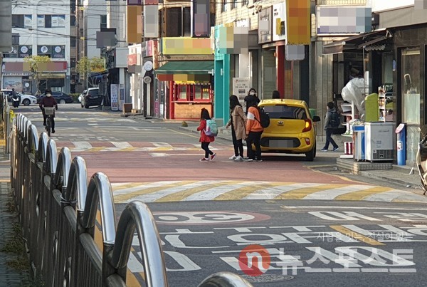 한 학부모가 어린이보호구역 내에 잠시 정차해 자녀들을 등교시키고 있다. (사진=뉴스포스트 홍여정 기자)