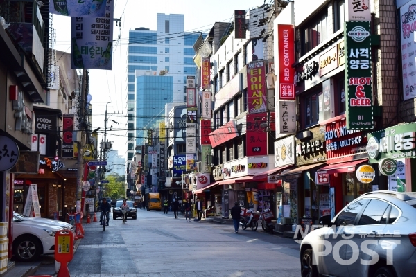 서울 송파구의 한 먹자 골목. 코로나19 장기화로 한산한 모습니다. (사진=뉴스포스트 DB)