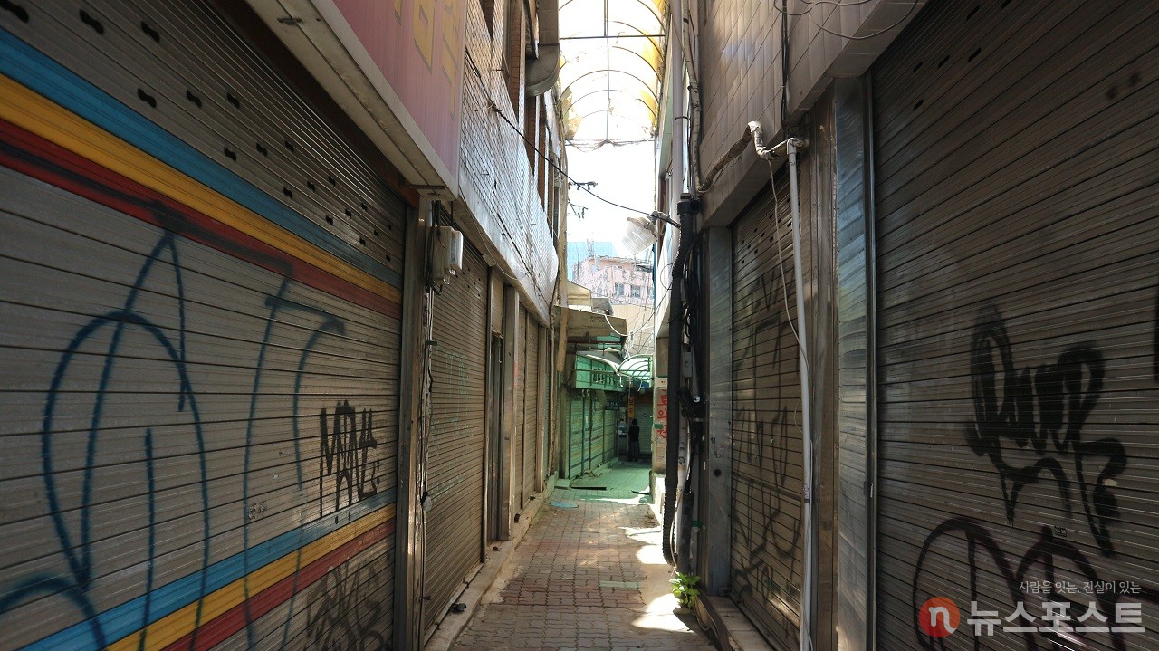 (2021. 09. 27) 세운상가 근처 골목. 문 닫은 점포들이 늘어섰다. (사진: 뉴스포스트 강대호 기자)