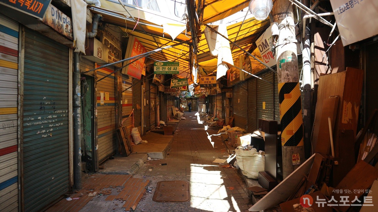 (2021. 09. 27) 쓰레기가 쌓인 세운상가 근처. (사진: 뉴스포스트 강대호 기자)