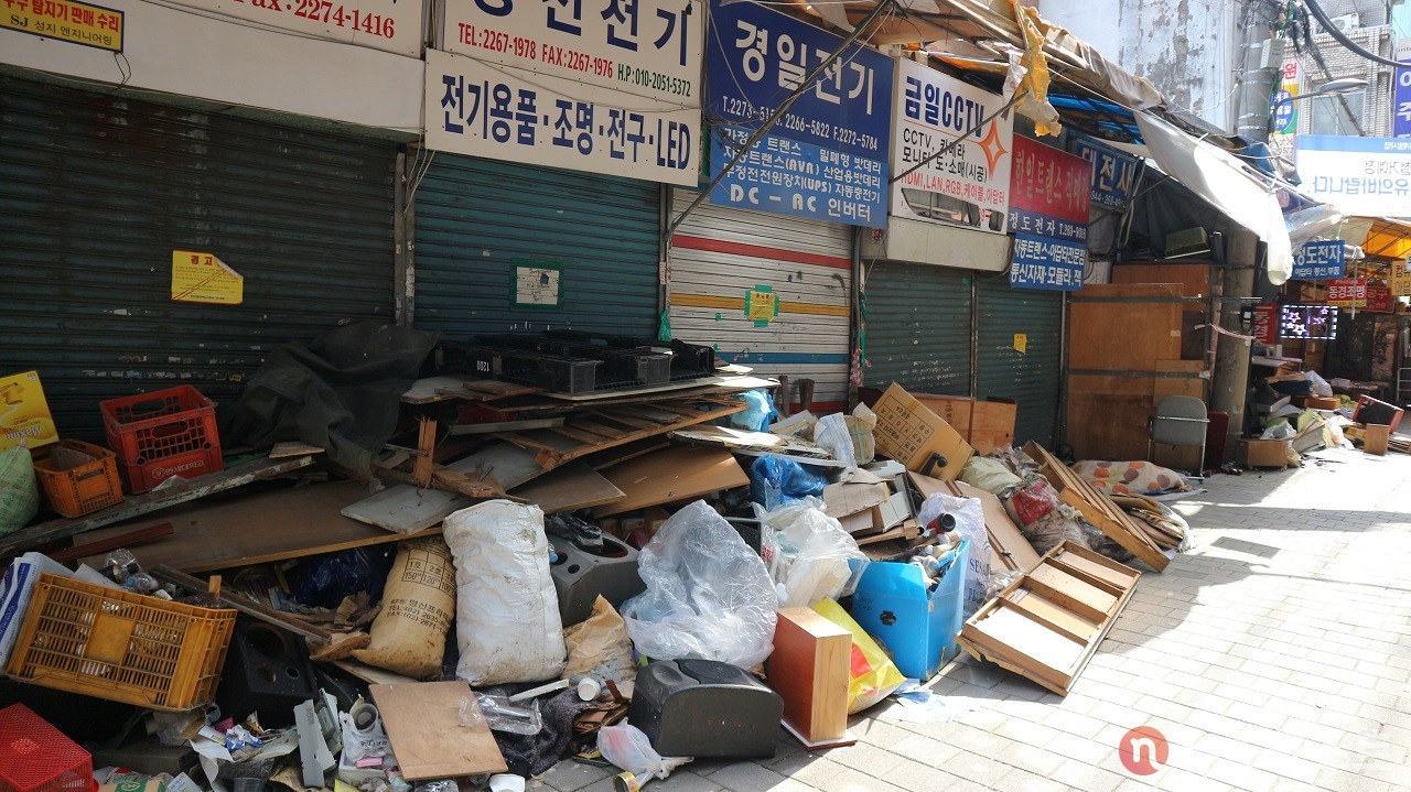 (2021. 10. 29) 쓰레기가 쌓인 세운상가 근처 가게들. (사진: 뉴스포스트 강대호 기자)