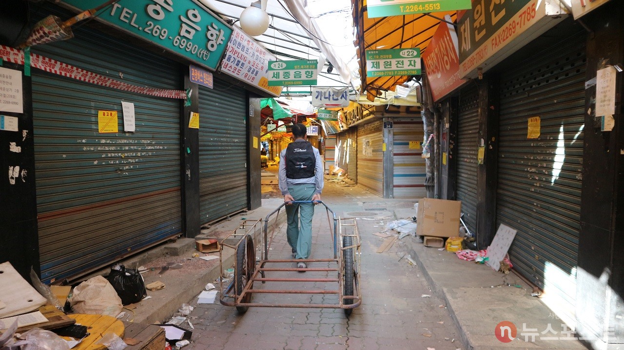 (2021. 10. 29) 철거를 앞둔 청계천 골목은 짐을 빼는 손길로 분주했다.