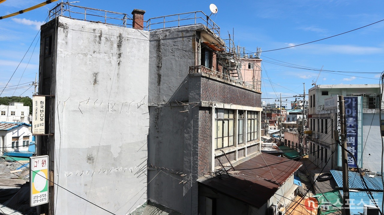 (2021. 11. 01) 청계4구역의 철거를 앞둔 옛 건물. (사진: 뉴스포스트 강대호 기자)
