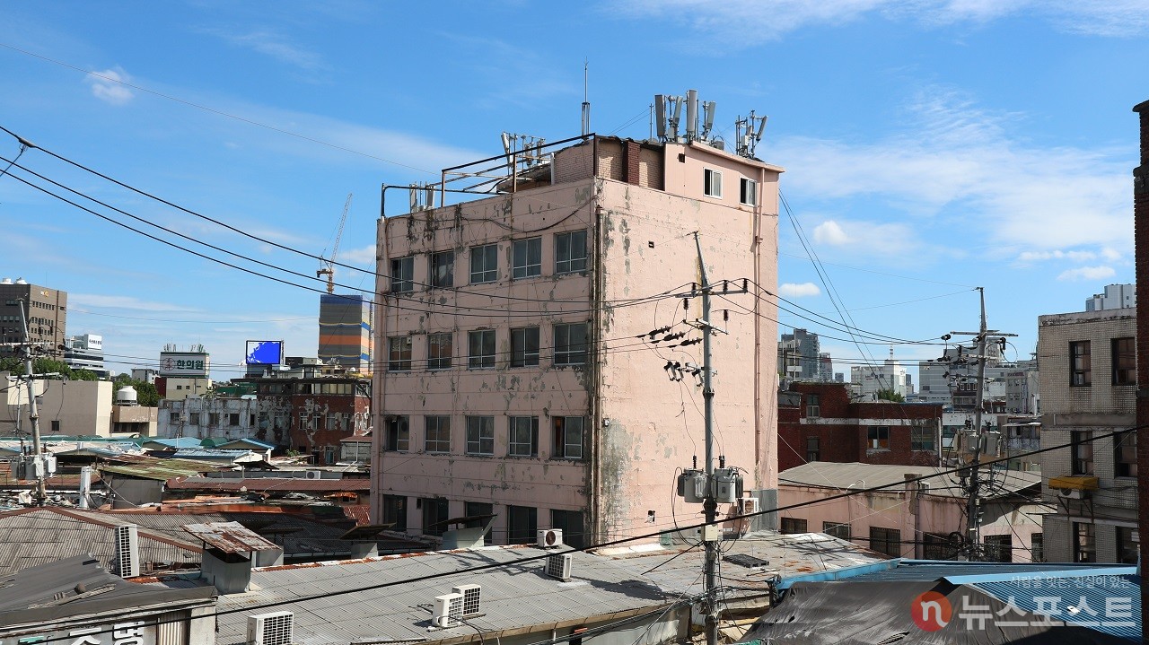 (2021. 11. 01) 청계4구역의 철거를 앞둔 옛 건물. (사진: 뉴스포스트 강대호 기자)