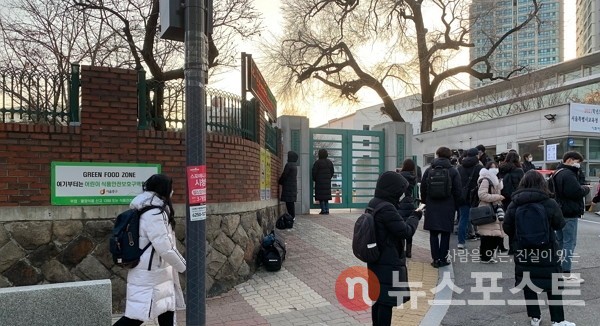 지난해 치러진 2021학년도 대학수학능력시험 당일 서울 중구 이화여자외국어고등학교로 수험생들이 입실하고 있다. (사진=뉴스포스트 이별님 기자)