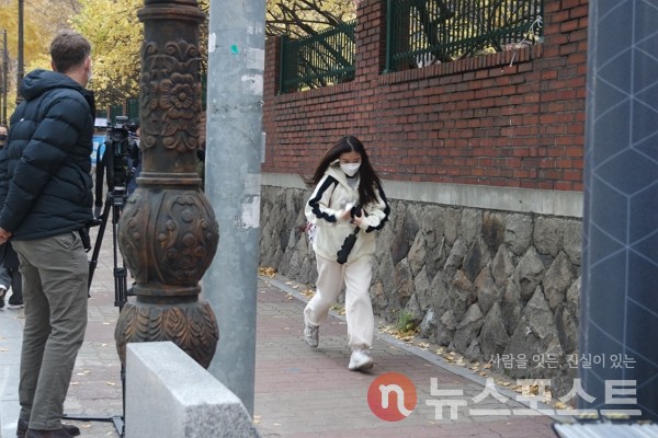 18일 서울 중구 이화여자외국어고등학교 앞에서 수험생이 시험장에 늦지 않기 위해 서두르고 있다. (사진=뉴스포스트 이별님 기자)