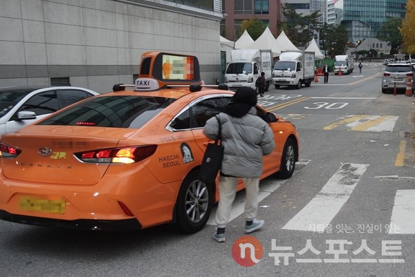 18일 서울 중구 이화여자외국어고등학교 앞에서 수험생이 택시를 타고 급히 시험장으로 들어가고 있다. (사진=뉴스포스트 이별님 기자)