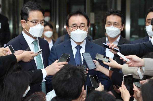 조용병 신한금융지주 회장이 22일 오후 서울 서초구 서울고등법원에서 열린 항소심 선고 공판을 마친 후 발언을 하고 있다. 조 회장은 이날 열린 항소심 선고공판에서 무죄판결을 받았다. (사진=뉴시스)