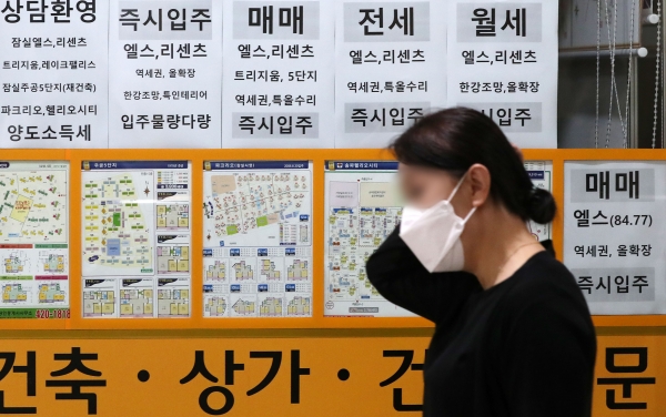 서울 송파구 부동산 밀집 지역에 매매, 전세 및 월세 매물을 알리는 안내문이 붙어 있는 모습. (사진=뉴시스)