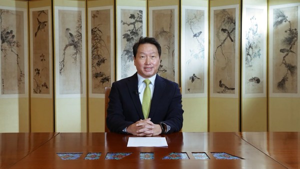 최태원 SK 회장이 지난 2일 개최된 도쿄포럼 2021에서 녹화영상을 통해 개회사를 하고 있다. (사진=SK제공)