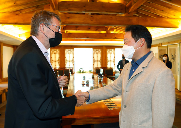 최태원 SK 회장(오른쪽)이 지난 3일 서울 종로구 SK서린빌딩에서 스웨덴 EQT파트너스 콘니 욘슨 회장을 만나고 있다. (사진=SK제공)