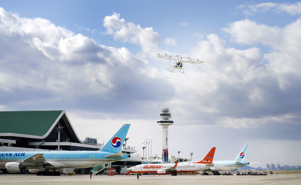김포국제공항에 마련된 행사장 상공을 선회 비행하는 SK텔레콤과 협력사의 UAM의 모습. (사진=SK텔레콤 제공)