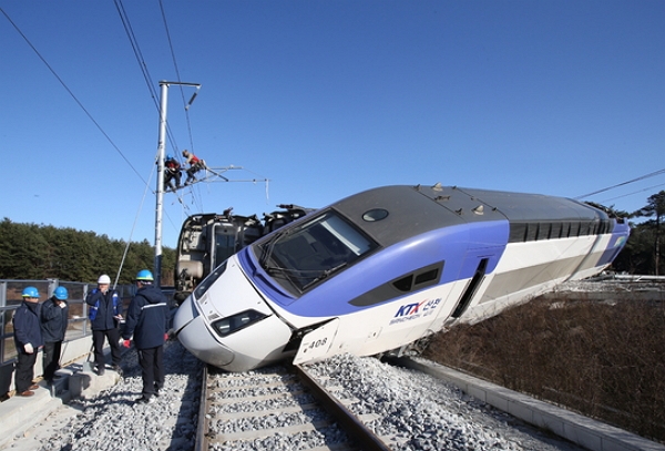 8일 오전 KTX 강릉발 서울행 열차 10량이 운행 도중 탈선했다. (사진=뉴시스)