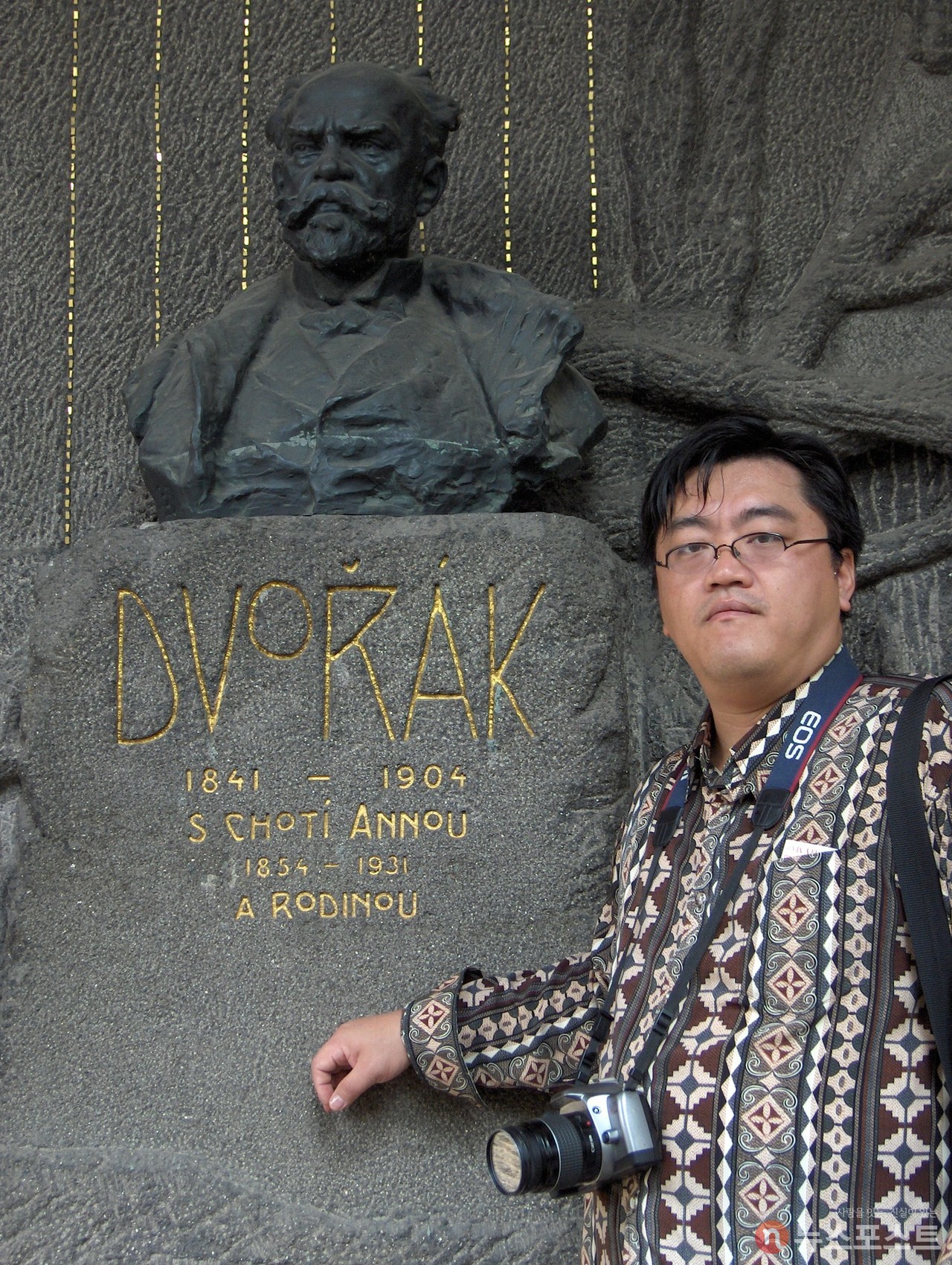 체코 프라하의 드보르작 무덤 앞. 지일환씨는 냉전 시대가 끝날 즈음 동유럽을 여행한 거의 최초의 한국 민간인이다. (사진 : 지일환 제공)