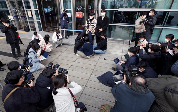 15일 오후 서울 서초구 행정법원에서 수능 과학탐구 영역 생명과학Ⅱ 20번 문항 오류를 제기한 수험생들이  2022 대학수학능력시험 정답결정처분 취소소송 1심 선고를 마친 후 입장을 밝히고 있다. (사진=뉴시스)