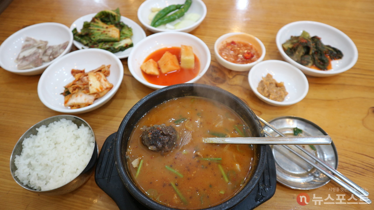 (2021. 12. 13) 호박집의 순댓국. 기본찬에 머릿고기가 나왔다. (사진: 뉴스포스트 강대호 기자)