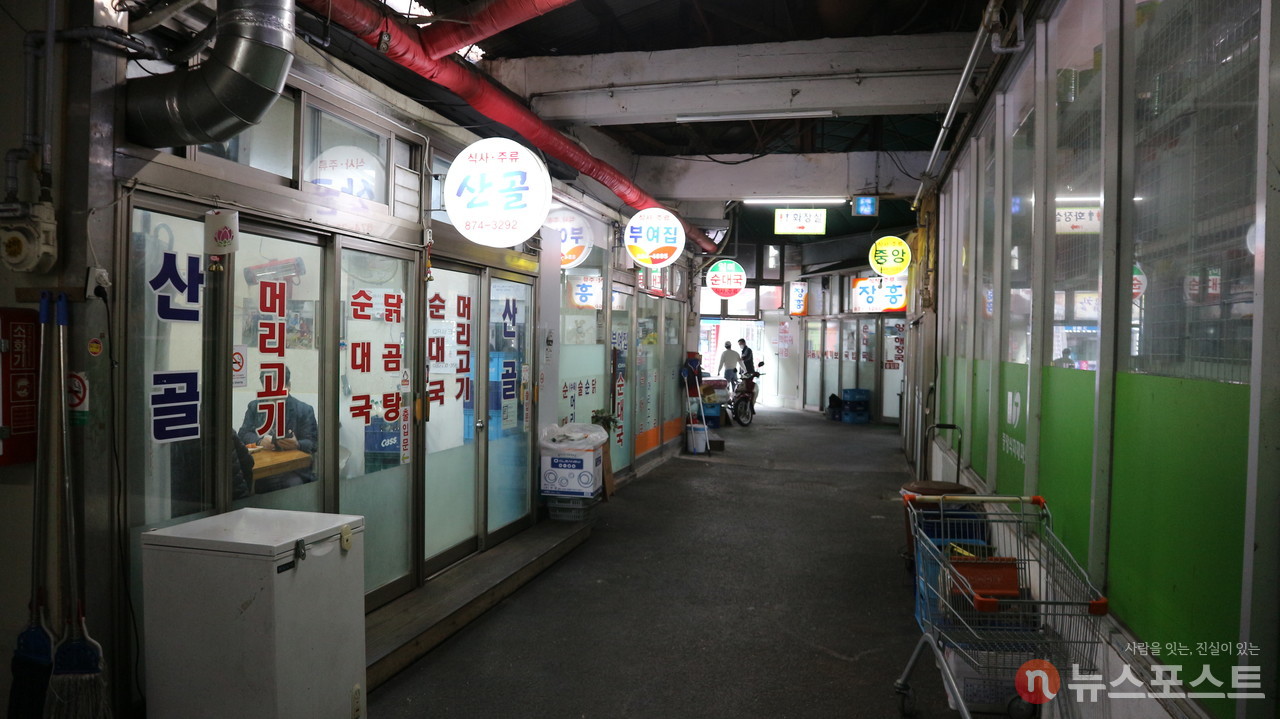 (2021. 12. 14) 봉촌중앙시장의 순대촌. 통로 오른쪽은 마트가 자리하고 왼쪽으로 순댓국집이 있다. (사진: 뉴스포스트 강대호 기자)