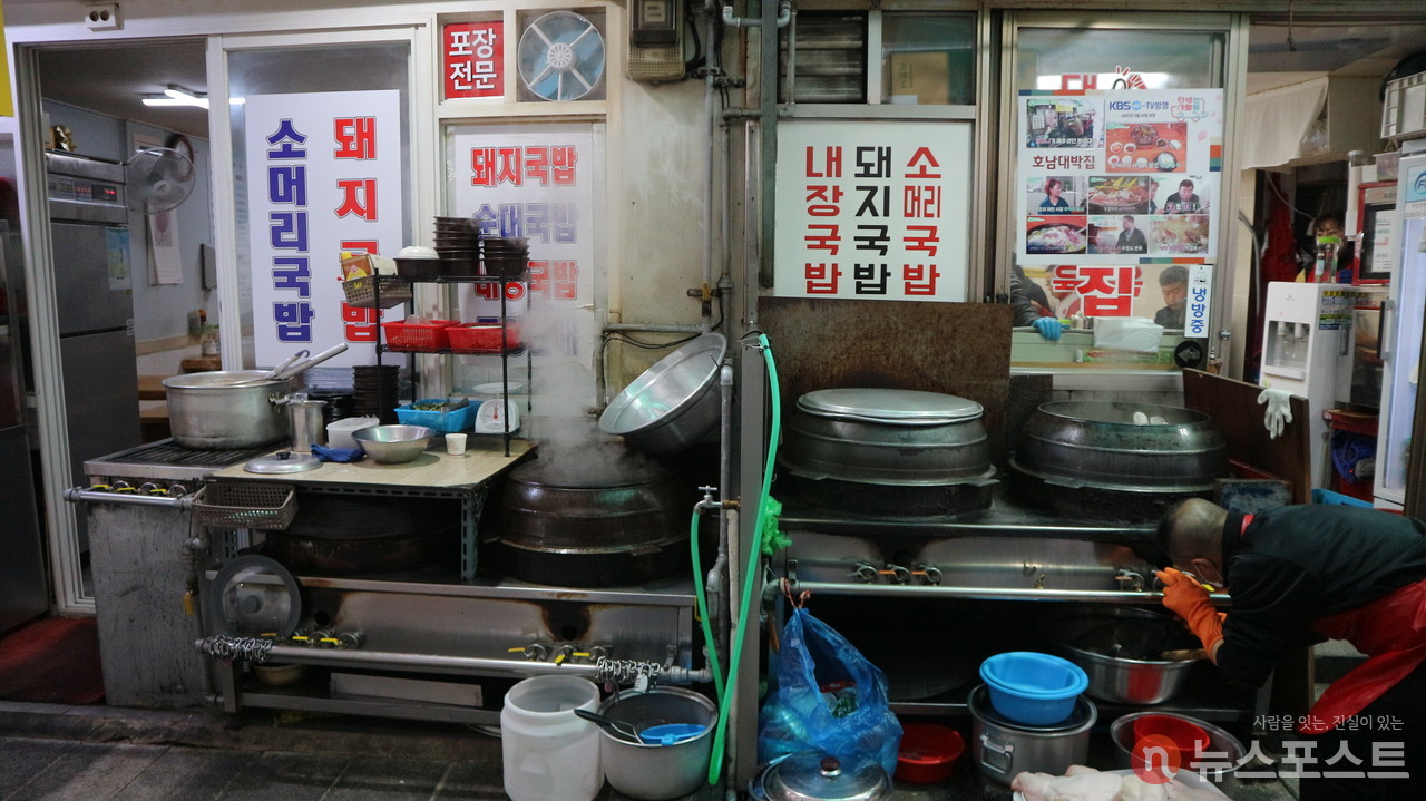 (2021. 12. 15) 낙원동 국밥 골목을 걸으면 국물을 우려 내는 솥들을 볼 수 있다. (사진: 뉴스포스트 강대호 기자)