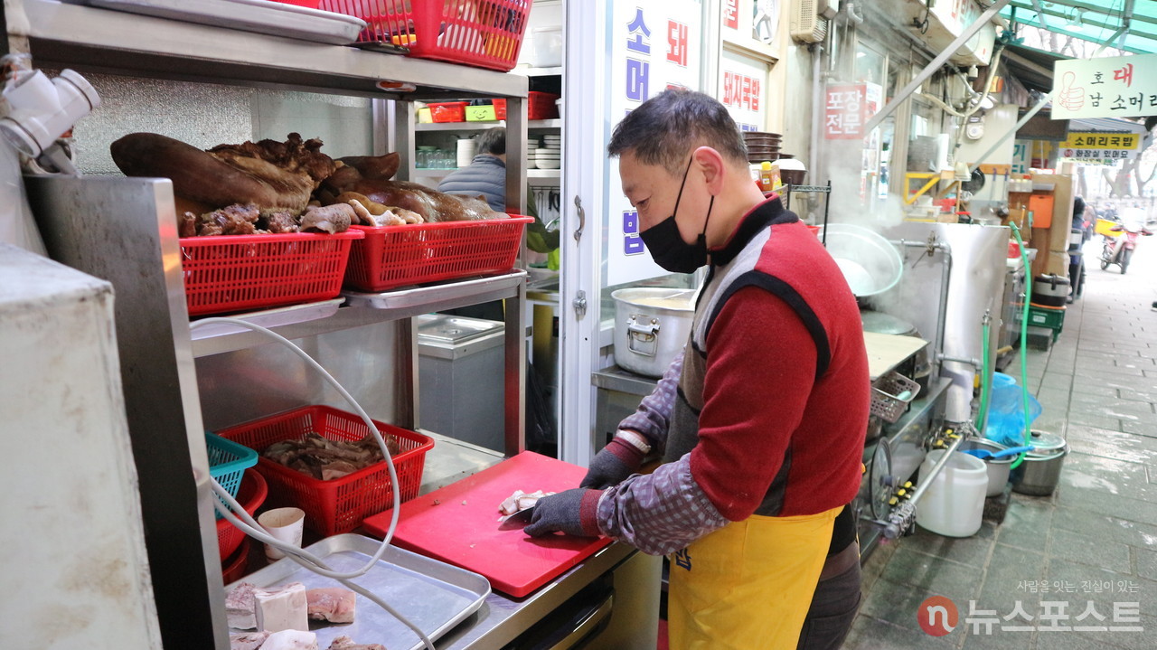 (2021. 12. 15) 고기를 써는 나주국밥 차영호 사장님. (사진: 뉴스포스트 강대호 기자)