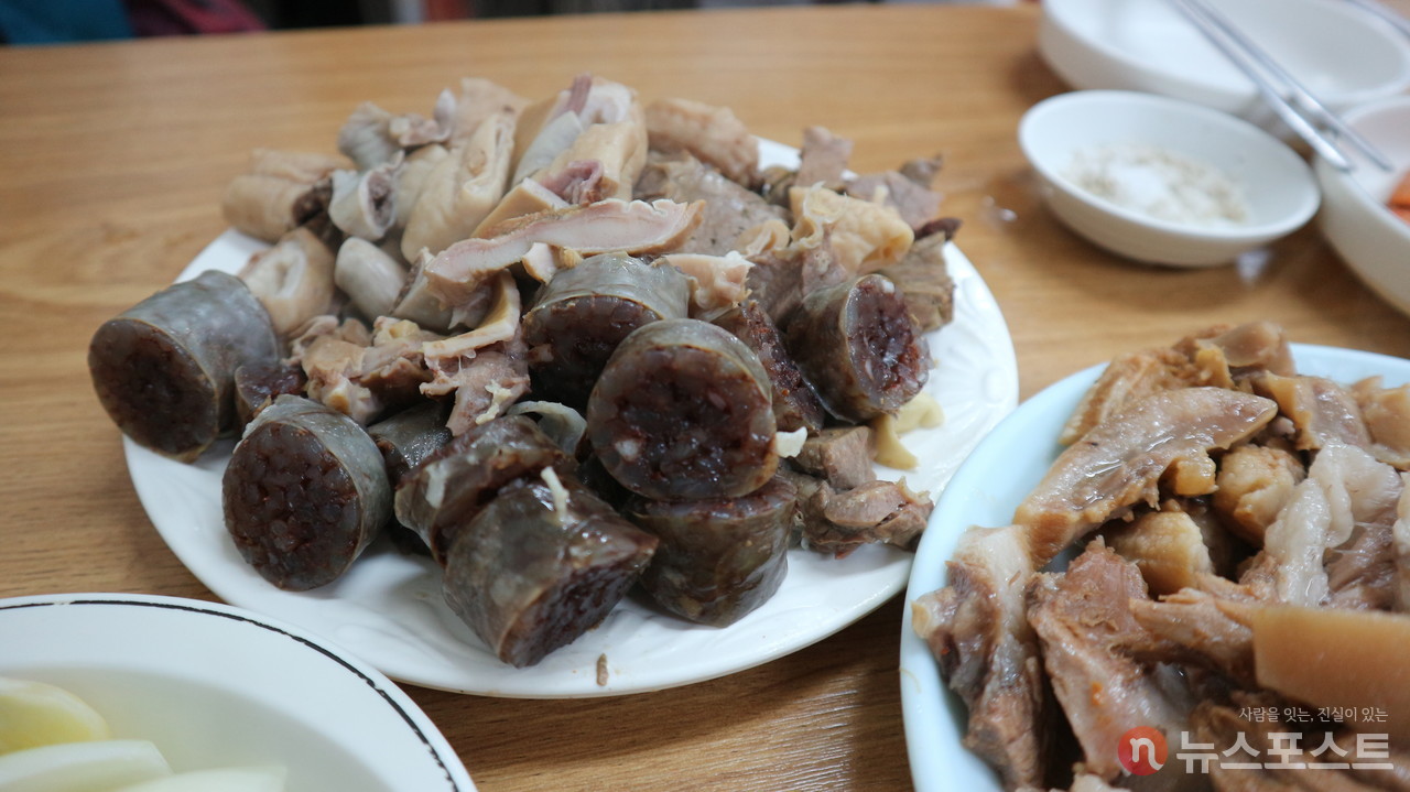 (2021. 12. 14) 봉천중앙시장 산골의 모듬고기 안주. (사진: 뉴스포스트 강대호 기자)