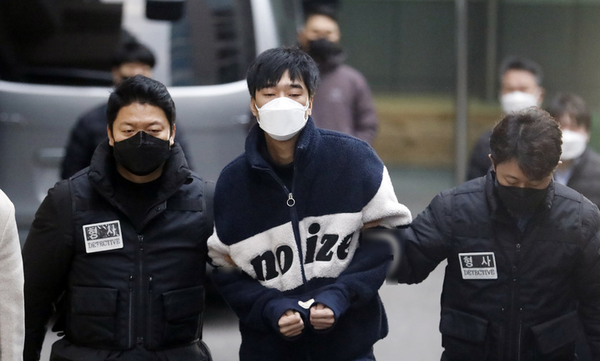 지난달 29일 스토킹 피해를 수차례 신고해 신변보호를 받던 30대 여성을 살해한 혐의를 받는 김병찬이 서울 중구 남대문경찰서에서 호송차로 향하고 있다. (사진=뉴시스)